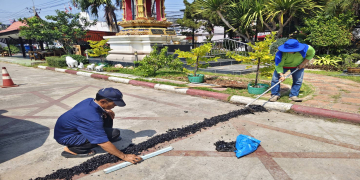 ปรับปรุงที่จอดรถและลาดยางมะตอยถนน