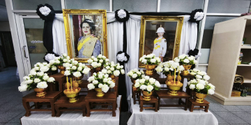การจัดตั้งโต๊ะหมู่และประดับสถานที่เพื่อถวายสักการะ สมเด็จพระเจ้าลูกเธอ เจ้าฟ้าพัชรกิติยาภาฯ