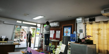 ซ่อมแซมหลอดไฟฟ้าห้องอำนวยการ